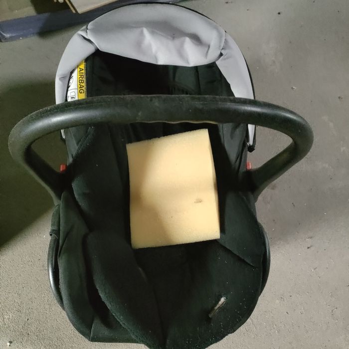 Fotelik samochodowy dla noworodka