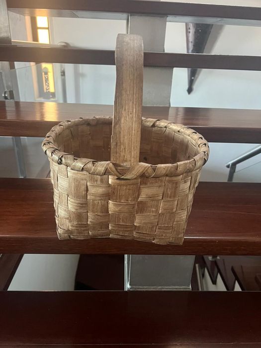 Cesta antiga bege