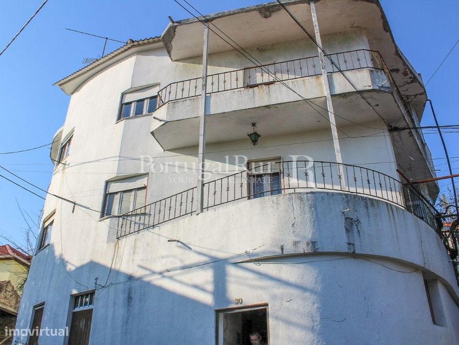 Conjunto de imóveis composto por 2 casas, quintal, adega, lojas, pa... — Proença-A-Nova E Peral, Castelo Branco