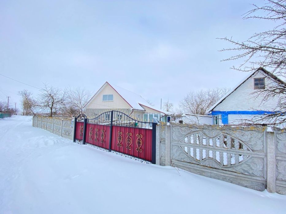 Продам гарний будинок,центр села