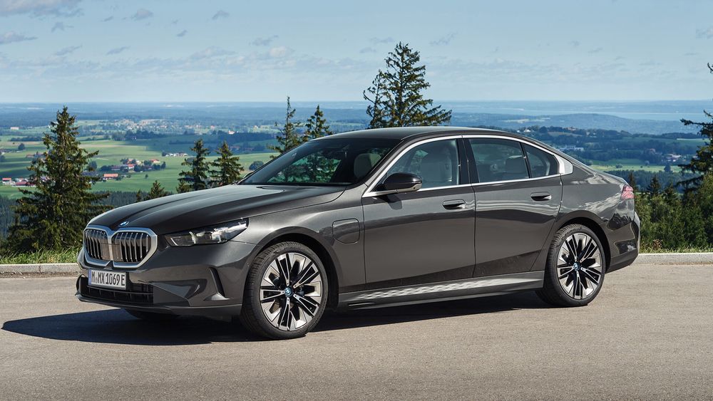 BMW Seria 5 Limo brązowe z lewej strony