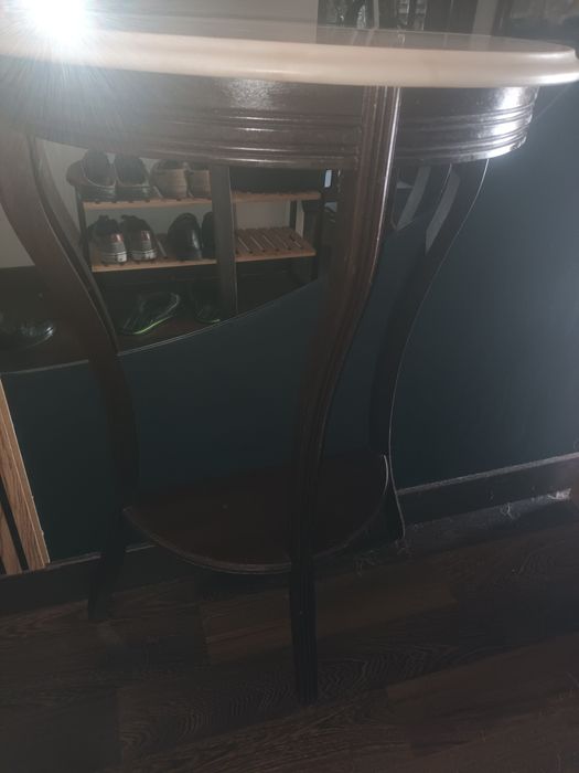 Vendo mesa de entrada com tampo em mármore meia lua.