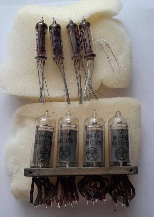 Два комплекта індикаторних ламп ИН-14 та ИН-3А:  4+4 шт.