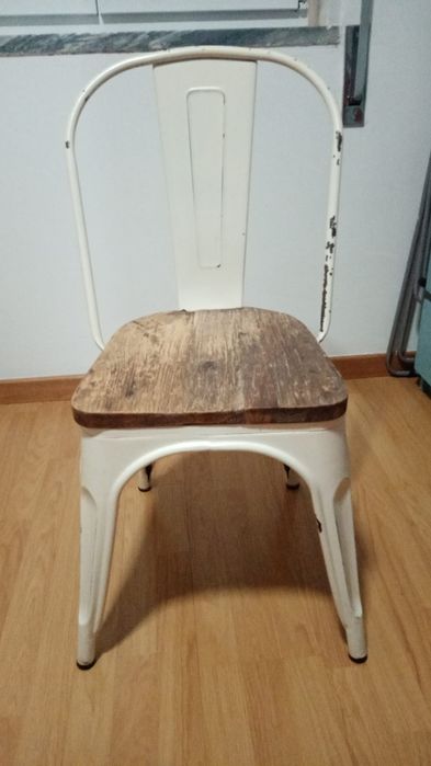 Cadeira de metal e madeira da loja caixote