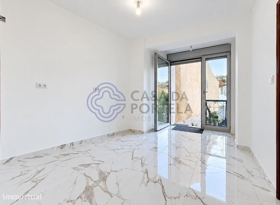 Moradia T2 completamente renovada, com terraço e jardim, a menos de 5