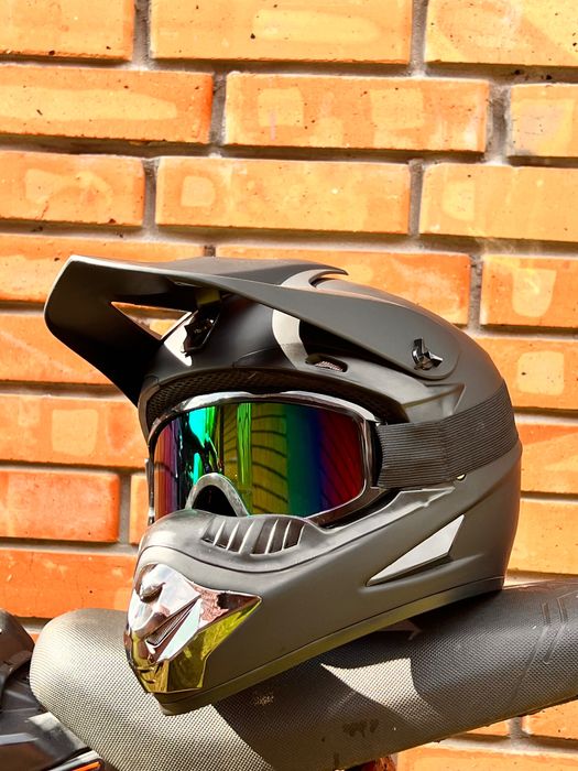 В наличии эндуро шлем