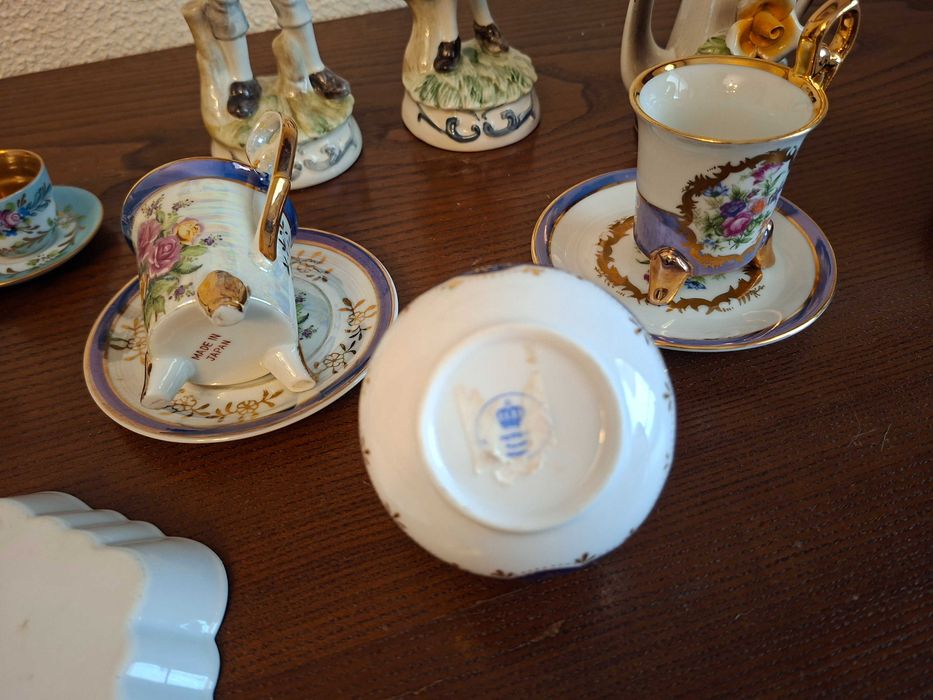 Porcelanas e biscuit  - lote de figuras e loiças de vitrine - preço do lote