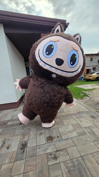 Labubu 2,6 m XXL – gigantyczny strój maskotka na eventy, imprezy przebranie