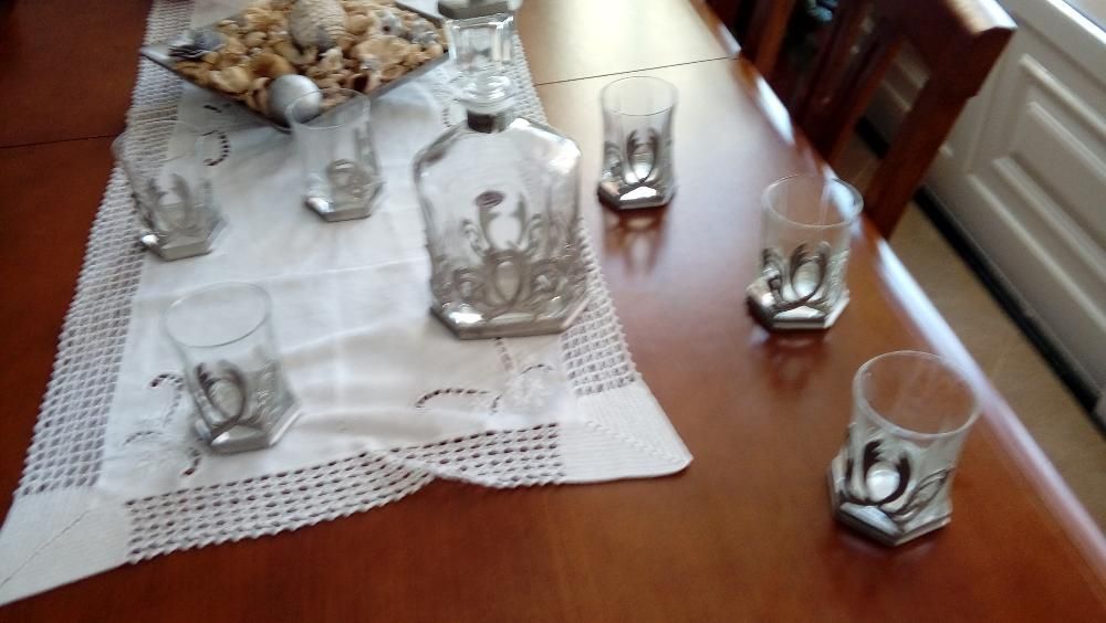 Conjunto de copos para uísque com decoração em estanho