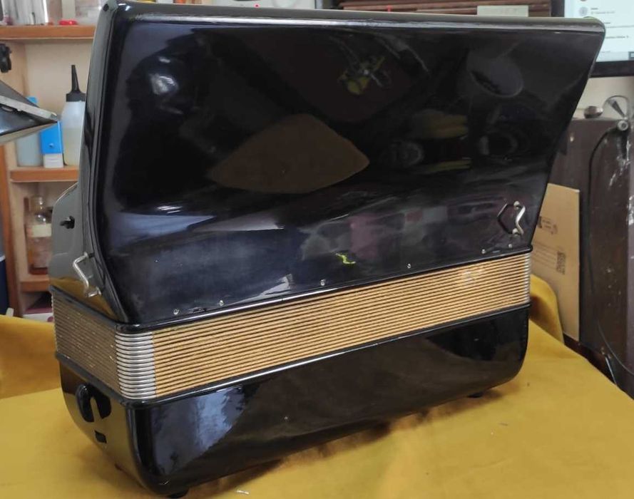 Acordeon Hohner Lucia III P, 3ª voz oitavado, afinaçao seca.