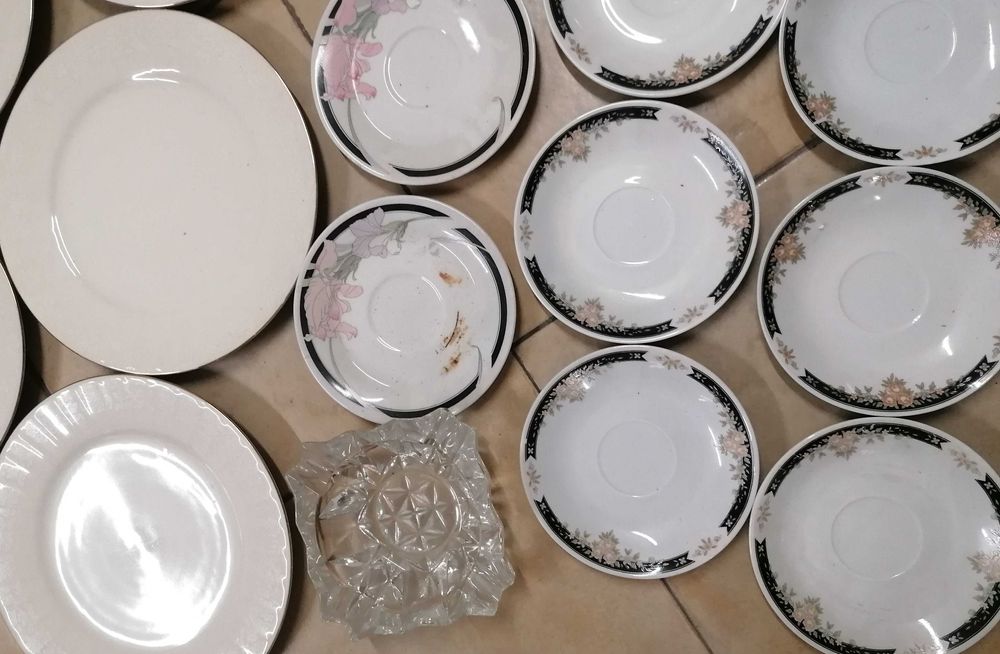 Pratos rasos e de sobremesa, cinzeiro de vidro, tudo por 5€