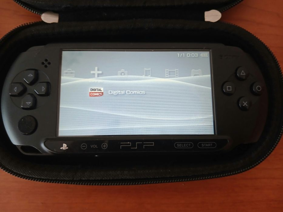 Sony PSP Street E1000 em excelente estado e pouco usada. Inclui carregador, bolsa, cartão de memória  2GB, não sei se UMD funciona