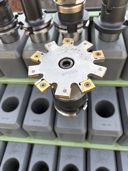 Frez tarczowy Ø100 mm x 6 mm z płytkami skrawającymi na oprawce SK40