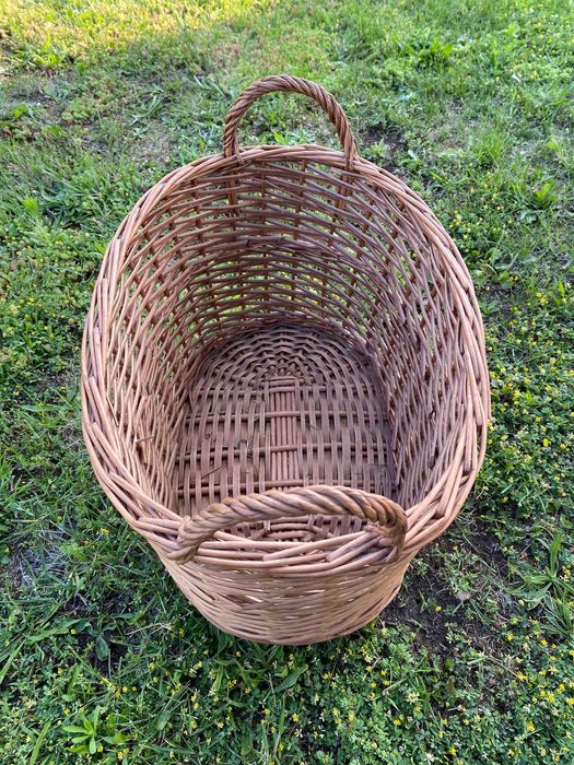 Duży kosz wiklinowy, pojemny, owalny, z uchwytami