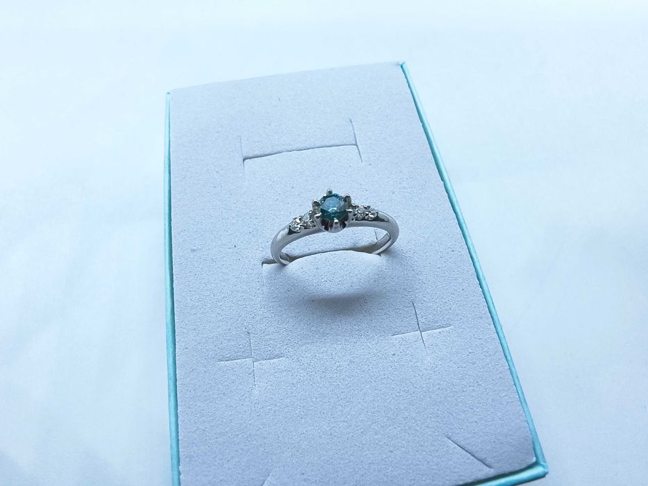 Platynowy pierścionek z niebieskim brylantem 0.21ct, certyfikat