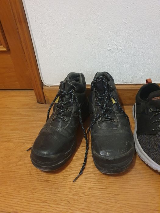 Sapatos e sapatilhas usados