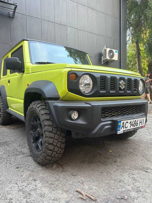 Відкідний тримач номерного знака на клюз лебідки