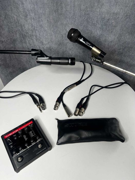 Efekt wokalno-gitarowy TC Helicon Harmony G XT, mikrofony i stojaki