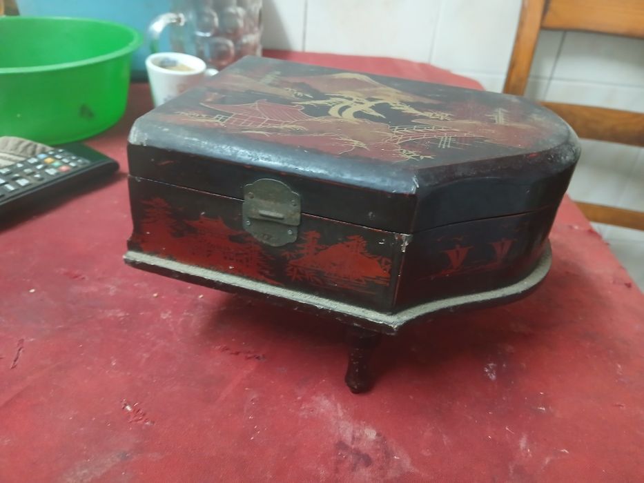 caixa de música em forma de piano com uma bailarina