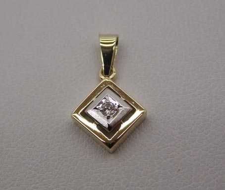 Złota dwukolorowa zawieszka romb z diamentem brylant 0,03 ct.