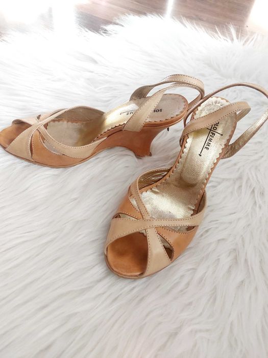 sandałki 36 na słupku koturnie solo femme beżowe szpilki wycięte palce