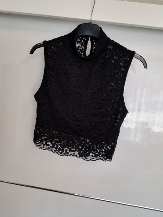 Czarny top koronkowy Bershka