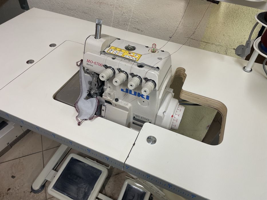 Maszyna do szycia  owerlok czteronitkowy JUKI MO6704  servo