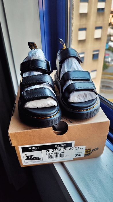 Sandálias dr martens novas