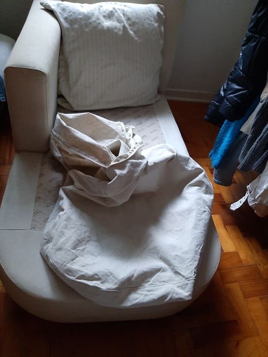 Sofá beje em tecido duas peças