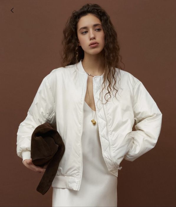 Бомбер молочного кольору