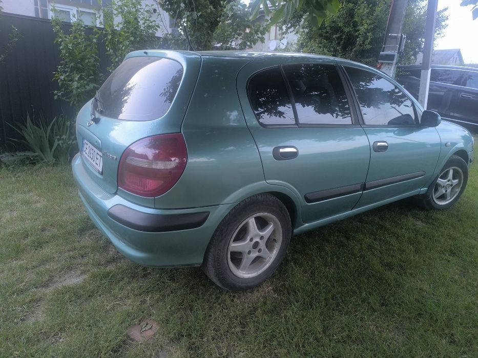Автомобіль нісан альмера
