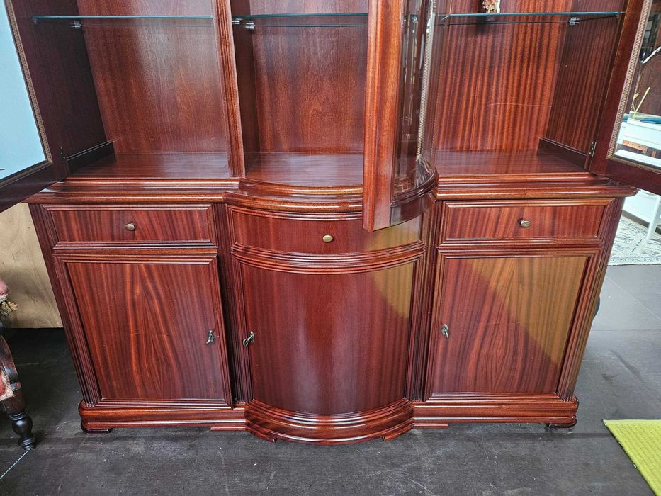 Excelente móvel em madeira maciça para sala ou escrit