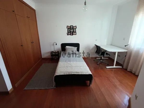 Quarto novo em moradia com jardim | Lisboa Metro da Encarnação | Despesas incluídas