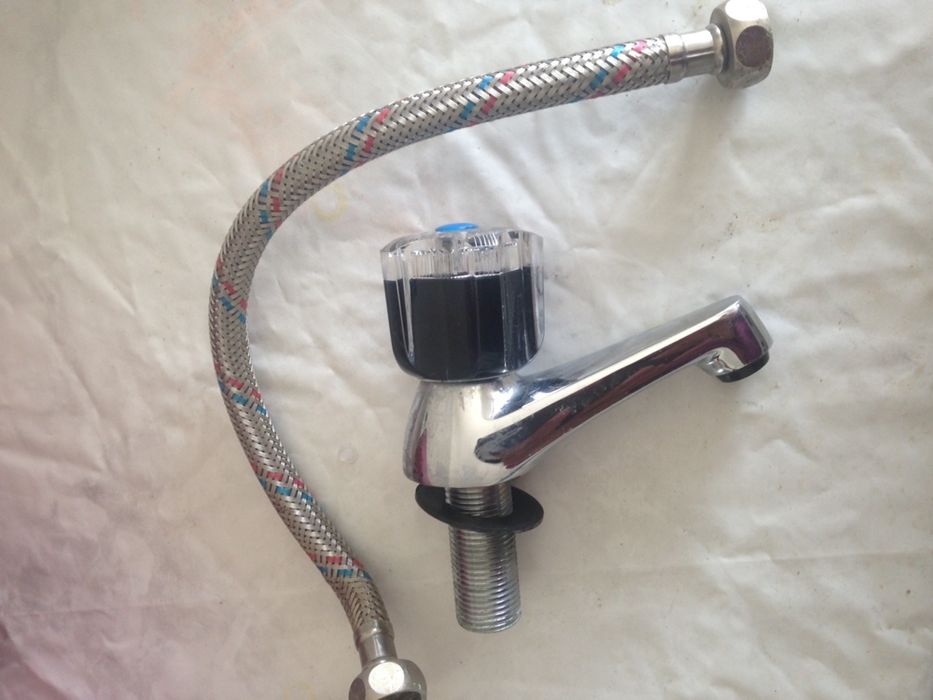 Torneira WC nova com alguns acessórios incluídas