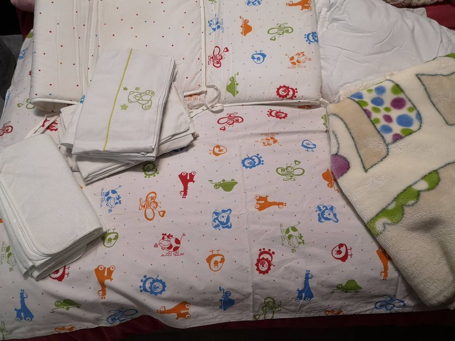 Cama de grades + colchão + roupa de cama