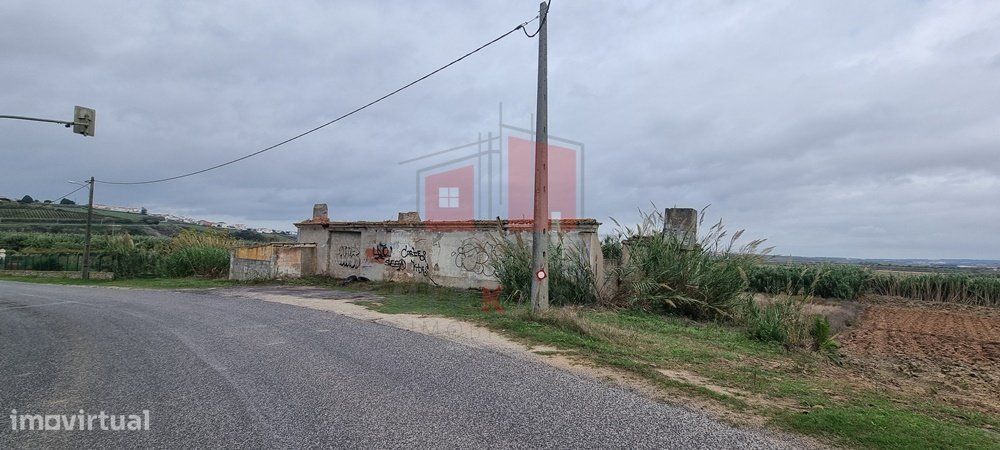Terreno misto com ruína para reconstrução