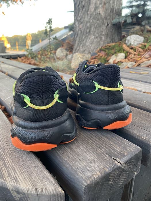 Adidas Ozweego — стильні чорні кросівки з неоновими вставками!