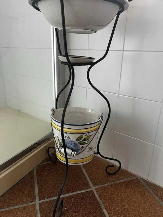 Lavatório em ferro e loiça
