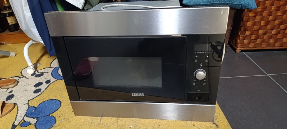 Microondas Zanussi , para  buraco móvel 45 cm altura por 56 largura  ( não funciona )