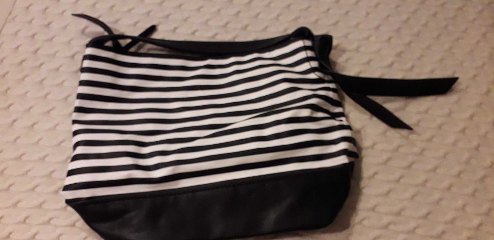 Saco casual, de riscas pretas e brancas