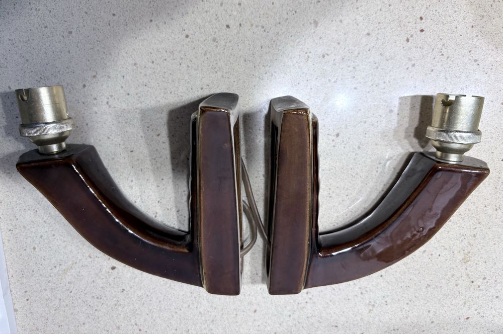 Fantástico par de apliques/candeeiros de parede em cerâmica Art Deco