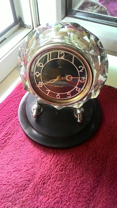 Настольные, механические часы Маяк в хрустальном корпусе 1965 г СССР