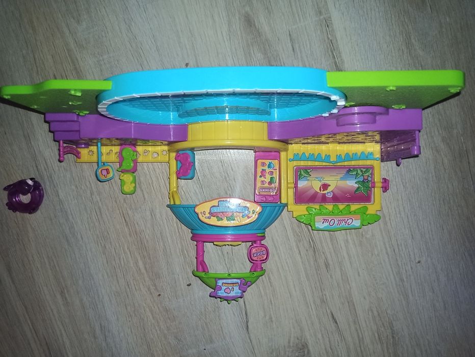 Moji pops pool party