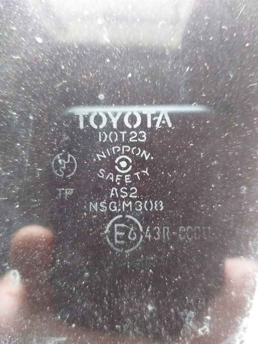 Продам скло бокове ліве переднє (водійське) Toyota RAV4