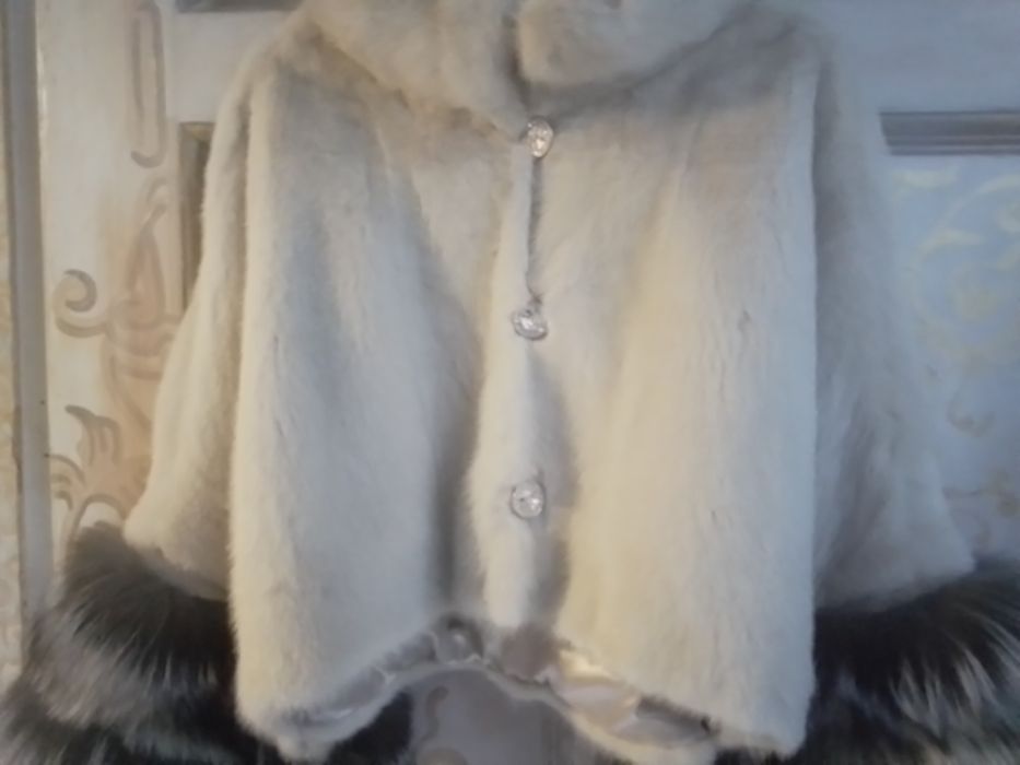 Futro z norek. Jasny kremowy kolor.