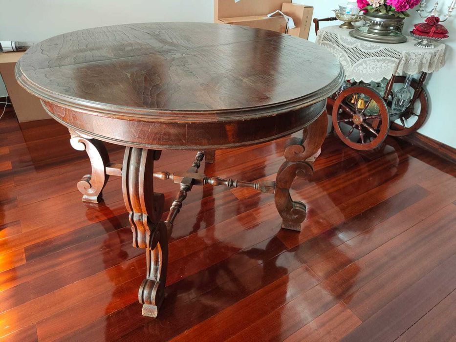 Móveis antigos. Conjunto mesa + 6 cadeiras