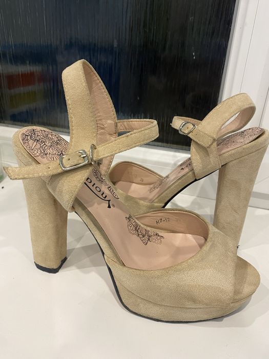 Босоніжки на каблуку