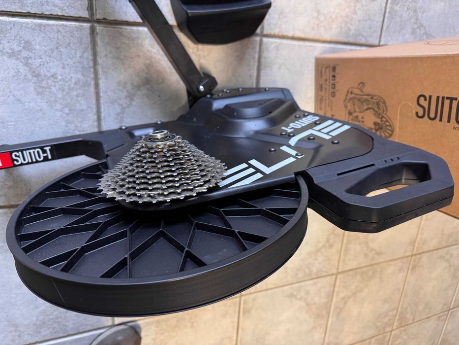 Rolo de treino interativo ELITE SUITO T com cepo e cassete Shimano