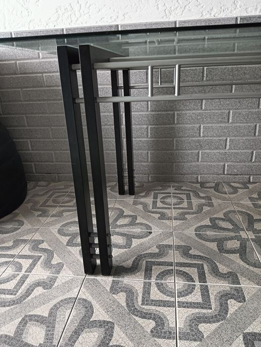 Mesa de jantar com tampo em vidro