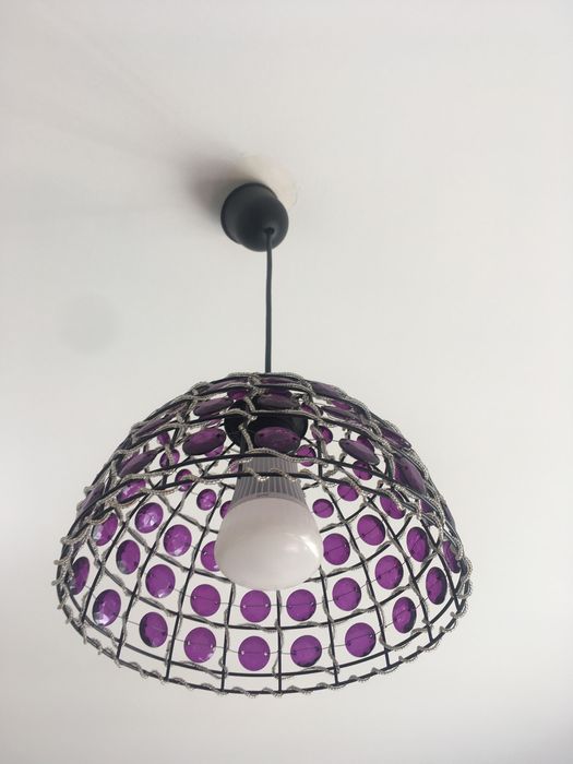 Candeeiro de teto com pedras roxas